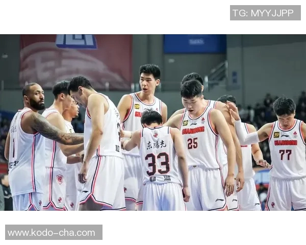 南京同曦与天津男篮激战正酣谁能在赛场上笑到最后 南京同曦与天津男篮激战正酣谁能在赛场上笑到最后